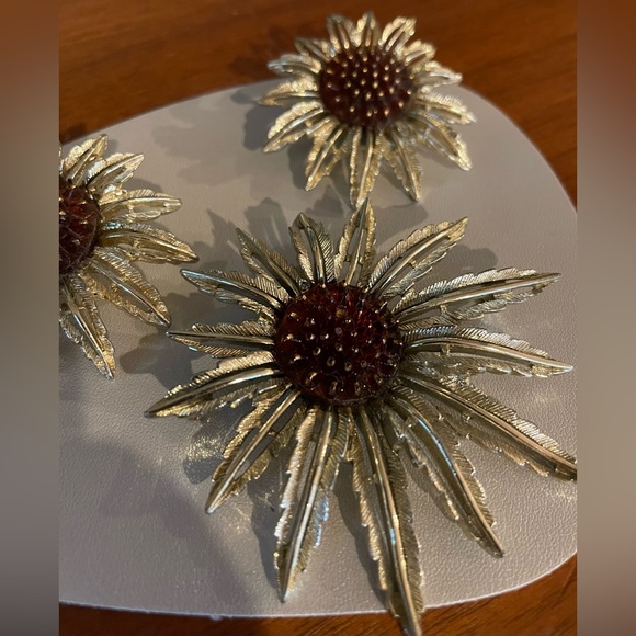 Vintage Signed Sarah Coventry Set 1960 Sunflower Brooch Pendant & Clip Earrings - Picture 3 of 8